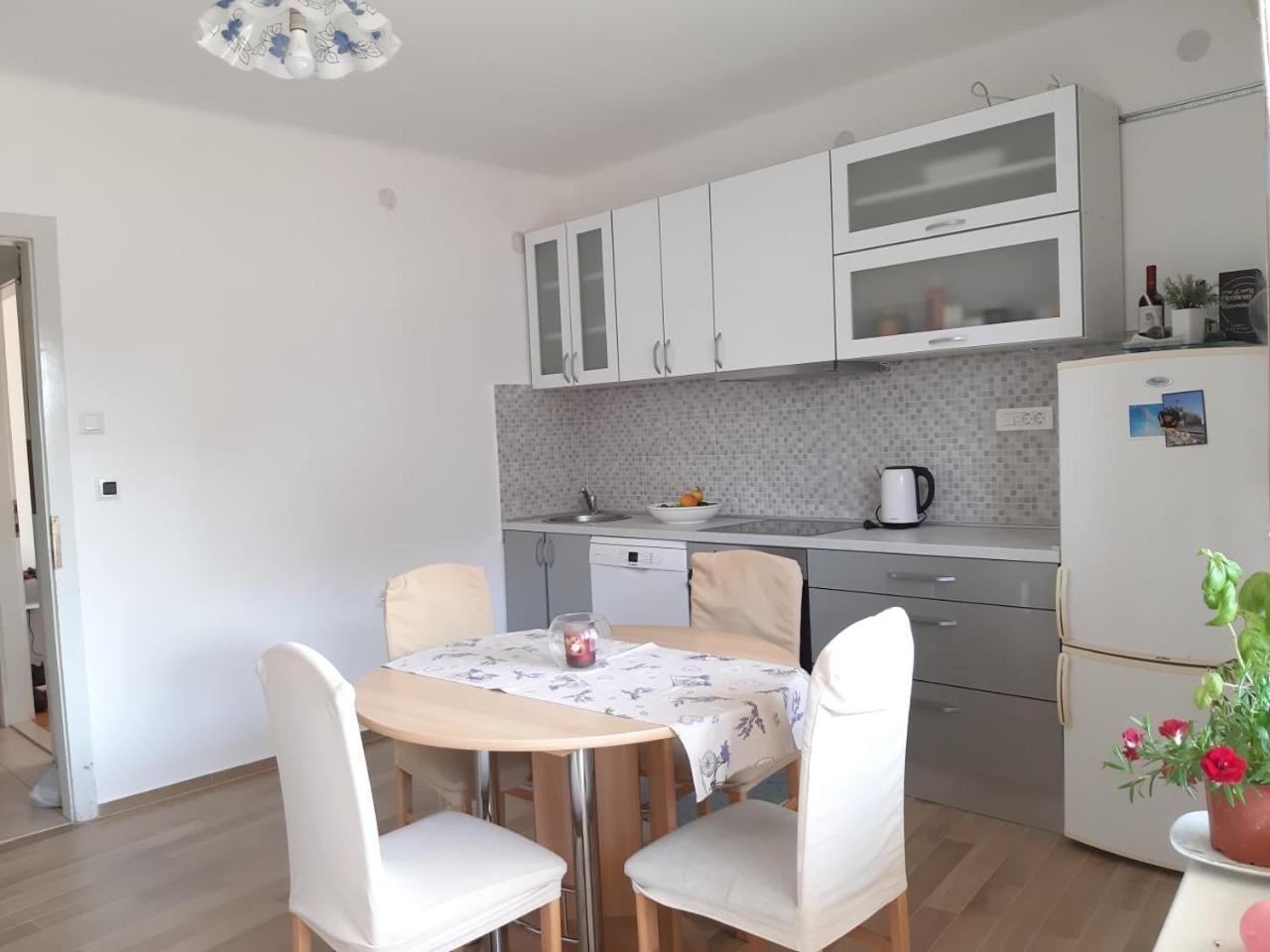 Nina, Apartment In City Centre Сплит Екстериор снимка